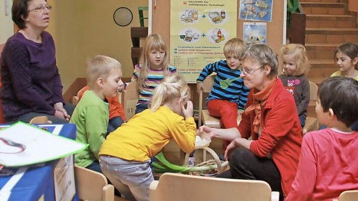 Leckere und gleichzeitig gesunde Snacks gibt es für die Kinder zwischendurch; die Happen kommen richtig gut an. Fotos: Lisa Kieslinger