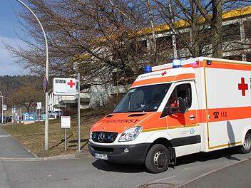 Blaulicht und Martinshorn: Von der BRK-Rettungswache am Krankenhausberg starten die Sanitäter zu ihren Einsatzfahrten. Foto: Stephan Tiroch