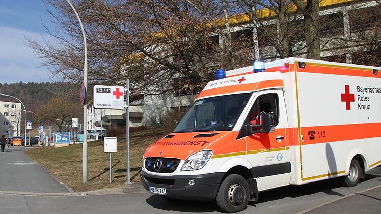 Blaulicht und Martinshorn: Von der BRK-Rettungswache am Krankenhausberg starten die Sanitäter zu ihren Einsatzfahrten. Foto: Stephan Tiroch