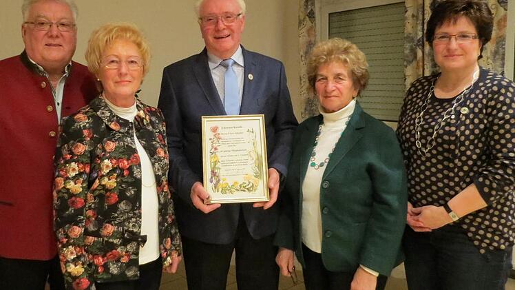 Besondere Ehrung für den Vorsitzenden Erich Schießer: Er ist seit 40 Jahren Mitglied, davon 18 Jahre als Vorsitzender. Dafür bekam er die Ehrenurkunde. Von links: Stellv. Vorsitzender Reinhold Zirwick, Schriftführerin Margarete Zirwick, Vorsitzender Erich Schießer, Kreisvorsitzende Irmgard Heinrich, Bürgermeisterin Patricia Schießer. Foto: Doris Bauer