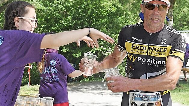 Joe Lanz, Senior der TS Lichtenfels, hier an der Verpflegungsstelle auf der Laufstrecke, gewann seine Klasse.  Foto: K.-H. Weber