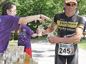 Joe Lanz, Senior der TS Lichtenfels, hier an der Verpflegungsstelle auf der Laufstrecke, gewann seine Klasse.  Foto: K.-H. Weber