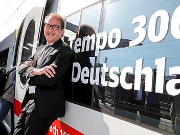 Verkehrsminister Dobrindt vor der Premierenfahrt auf der Neubaustrecke Ebensfeld-Erfurt auf dem Bamberger Bahnhof  Foto: Matthias Hoch