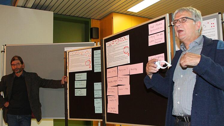 Die Stadtentwickler Leonhard Valier (rechts) und Gunter Schramm leiteten den "Bürgerworkshop Zukunft Mainleus".Jürgen Gärtner