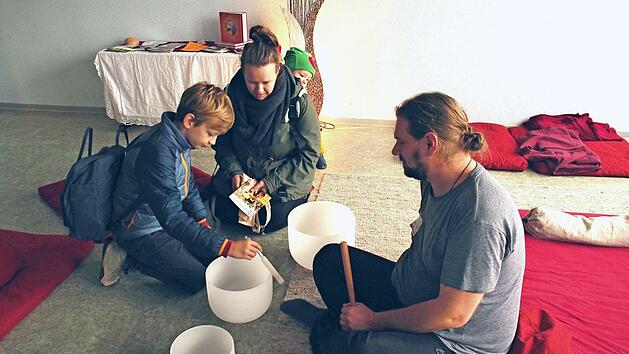Bei Holger Schramm durfte jeder die Kristallklangschalen selbst anstimmen. Foto: Nicole Julien-Mann