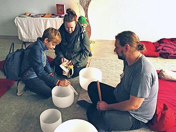 Bei Holger Schramm durfte jeder die Kristallklangschalen selbst anstimmen. Foto: Nicole Julien-Mann