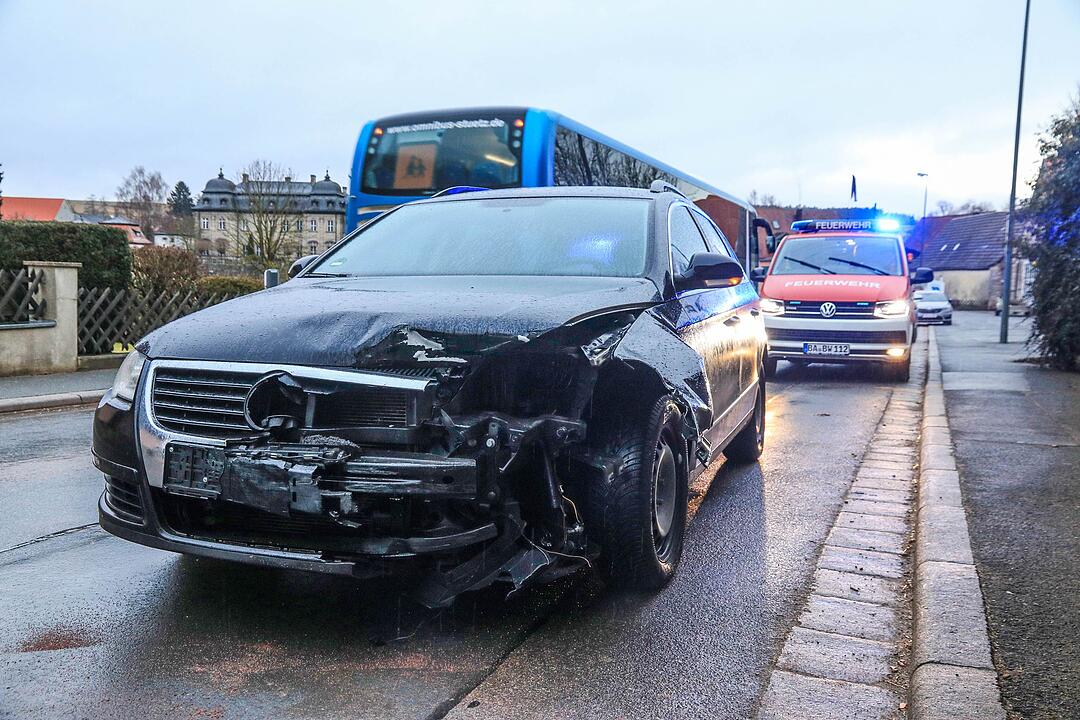 Zusammenstoß im Landkreis Bamberg: 21-jähriger Autofahrer missachtet Vorfahrt