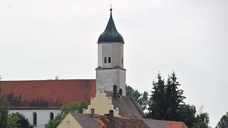 Deiningen: Die Gebäude von Klosterzimmern sind im Nördlinger Ries zu sehen, wo die Glaubensgemeinschaft der «Zwölf Stämme» unter anderem lebte. Eine weitere Niederlassung befand sich in Wörnitz bei Ansbach. Anfang 2017 gab die Gemeinschaft bekannt, Deutschland verlassen zu haben. Foto: Stefan Puchner/dpa