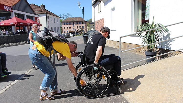 Mit einem Rollstuhl, der von der Kasse bezahlt wird, sind solche Steigungen kaum zu überwinden... Foto: Julia Raab