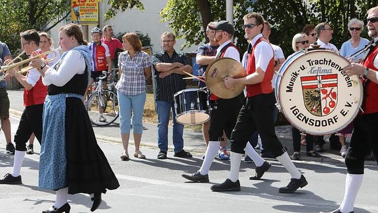 Der Festzug in Langensendelbach Foto: Barbara Herbst