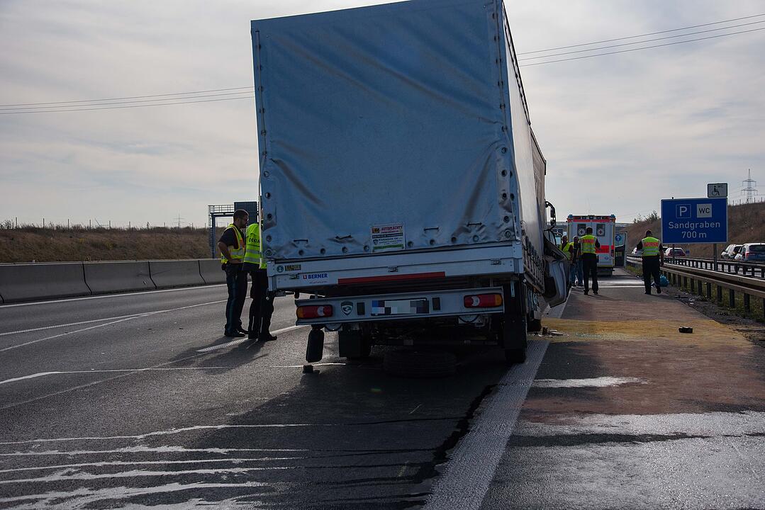Tödlicher Unfall auf der A3: Stauende übersehen - Kleinlaster prallt mit voller Wucht auf Lkw