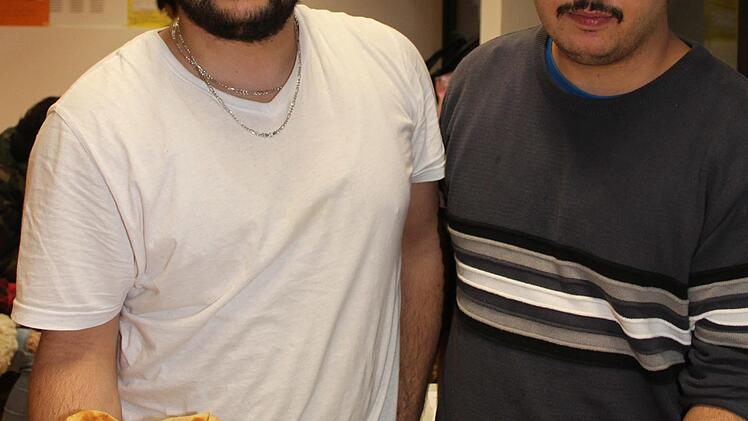 Es muss nicht immer s&uuml;&szlig; sein, finden Hidr und Mohammad Al Jirudi: Die Br&uuml;der haben syrische Hefeteigtaschen mit verschiedenen F&uuml;llungen zubereitet.