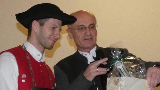 Landrat Wilhelm Schneider überreichte an Sebastian Gocker als Dank für seine Arbeit einen Gutschein für einen Aufenthalt in einem Bierhotel.