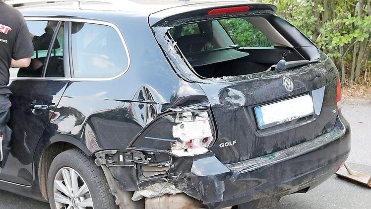 Frontal prallte der Motorradfahrer gegen das Heck dieses am rechten Fahrbahnrand geparkten VW Golf. Fotos: Michael Stelzner