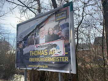 Das Wahlplakat von Thomas Apfel in der Uferstraße ist mittlerweile arg ramponiert. Aber weil es keine anderen Buchungen gab, blieb es einfach immer weiter hängen.Foto: Oliver Schmidt