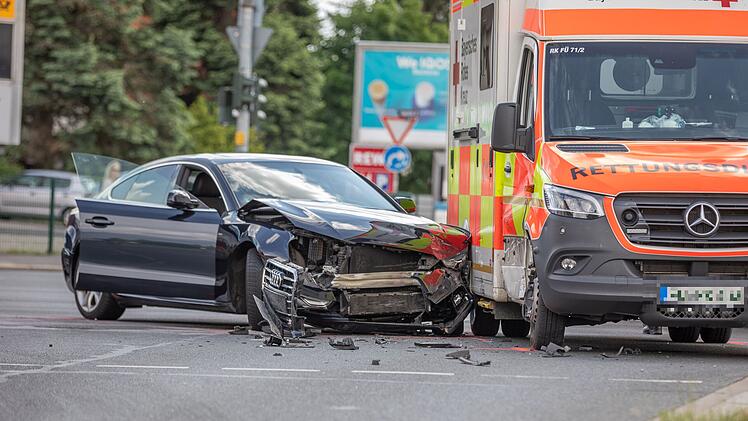 Rettungswagen verunfallt auf dem Weg zum Einsatz