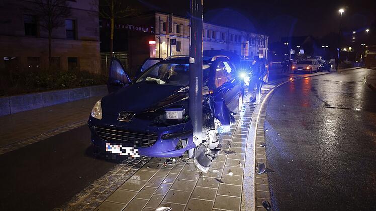 Auto prallt in Fürth gegen Laterne