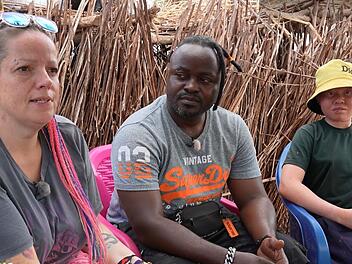 Die 14-j&auml;hrige Yunge (rechts) hat es schwer - Janine und Attu wollen helfen.