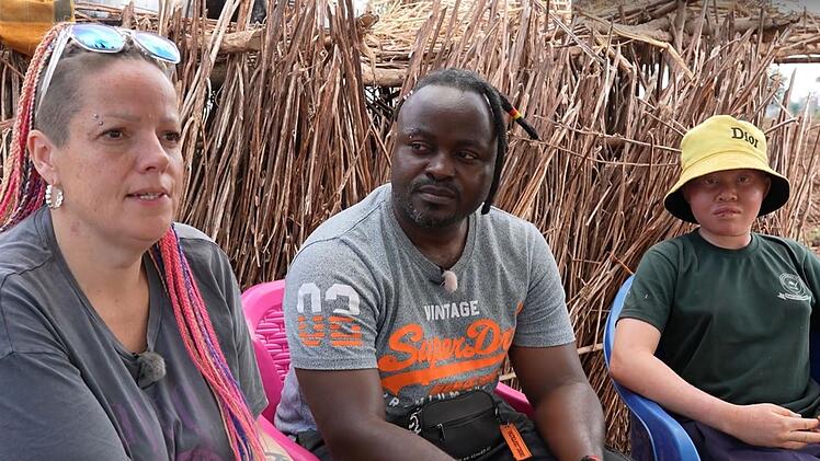 Die 14-j&auml;hrige Yunge (rechts) hat es schwer - Janine und Attu wollen helfen.