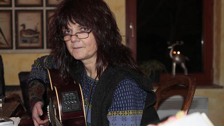 Agathe Wachter spielt und singt.