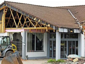 Der Abriss des bisherigen Aldi-Gebäudes im Coburger Stadtteil Creidlitz ist bereits in vollem Gange. Bis November soll der größere und vor allem für Kunden komfortablere Neubau stehen. Foto: Ulrike Nauer