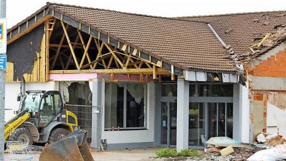 Der Abriss des bisherigen Aldi-Gebäudes im Coburger Stadtteil Creidlitz ist bereits in vollem Gange. Bis November soll der größere und vor allem für Kunden komfortablere Neubau stehen. Foto: Ulrike Nauer