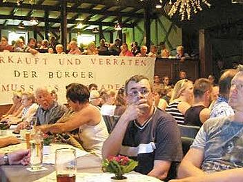 Großen Andrang und oftmals lange Gesichter gab es bei der Bürgerversammlung in Walsdorf. Foto: Dieter Grams