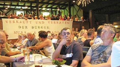 Großen Andrang und oftmals lange Gesichter gab es bei der Bürgerversammlung in Walsdorf. Foto: Dieter Grams