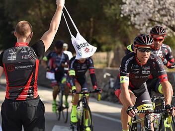 Frühling auf Mallorca. Bei der Challenge auf der Balearen-Insel stand der Altenkunstadter Grischa Janorschke (rechts) als Gewinner der Kombinationswertung aus Sprint- und Bergpunkten schon auf dem Podium. Bei den Frühjahrsklassikern will der 28-Jährige erneut zuschlagen.  Foto: Team-Roth