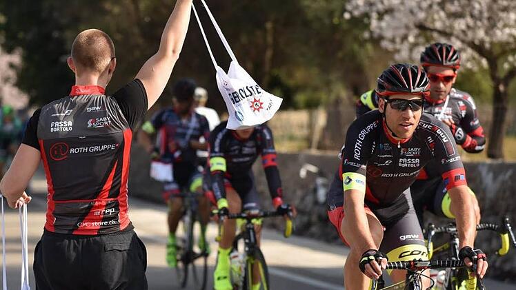 Frühling auf Mallorca. Bei der Challenge auf der Balearen-Insel stand der Altenkunstadter Grischa Janorschke (rechts) als Gewinner der Kombinationswertung aus Sprint- und Bergpunkten schon auf dem Podium. Bei den Frühjahrsklassikern will der 28-Jährige erneut zuschlagen.  Foto: Team-Roth