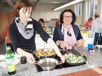 Andrea Bauer aus Bischofsheim und Waltraud Willimeck-Mayer aus Herschfeld nahmen am mediterranen Kochen mit großer Begeisterung teil.  Foto: Marion Eckert