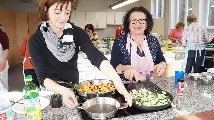 Andrea Bauer aus Bischofsheim und Waltraud Willimeck-Mayer aus Herschfeld nahmen am mediterranen Kochen mit großer Begeisterung teil.  Foto: Marion Eckert