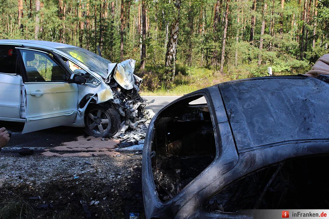 Frontalcrash fordert zwei Tote - Auto geht in Flammen auf