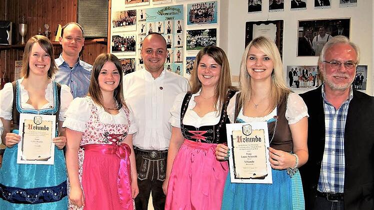 Für langjährige Vereinsmitgliedschaft und Mitwirkung bei den Feuerthaler Musikanten gab es vom Vorsitzenden Hubert Schneider (rechts) und Mario Hugo, stellvertretender Kreisvorsitzender im nordbayerischen Musikbund (2. von links), Ehrennadeln für (von links) Celia Reuter, Annika Kuchenbrod, Christian Karges, Bianca Kuchenbrod und Laura Schmidt.