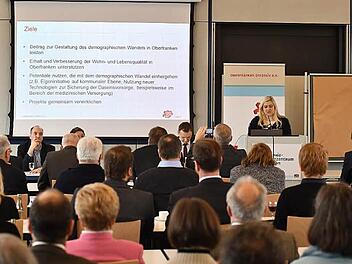 Melanie Huml referiert die Ziele des neuen Kompetenzzentrums. Foto: Ronald Rinklef