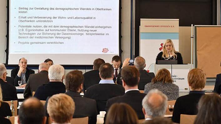 Melanie Huml referiert die Ziele des neuen Kompetenzzentrums. Foto: Ronald Rinklef