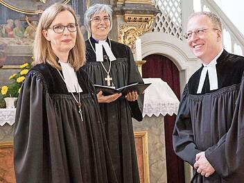 Die neue Dekanin Stefanie Ott-Frühwald (links) und ihr Ehemann Christian Frühwald erhalten den Segen von Regionalbischöfin Dorothea Greiner (Mitte) Foto: Klaus Gagel