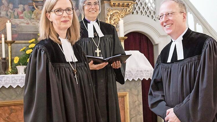 Die neue Dekanin Stefanie Ott-Frühwald (links) und ihr Ehemann Christian Frühwald erhalten den Segen von Regionalbischöfin Dorothea Greiner (Mitte) Foto: Klaus Gagel