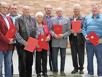 Die geehrten Genossen, mit im Bild der Vorsitzende des SPD-Ortsverbands Tettau, Willi Güntsch (links), SPD-Gemeinderat Hubert Ruß (3. von links), SPD-Kreisvorsitzender Ralf Pohl (5. von links), Bundestagskandidatin Doris Aschenbrenner (2. v. r.) und der Chef der SPD-Landtagsfraktion, Markus Rinderspacher  Foto: Schadeck