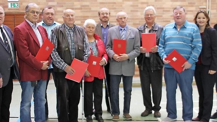 Die geehrten Genossen, mit im Bild der Vorsitzende des SPD-Ortsverbands Tettau, Willi Güntsch (links), SPD-Gemeinderat Hubert Ruß (3. von links), SPD-Kreisvorsitzender Ralf Pohl (5. von links), Bundestagskandidatin Doris Aschenbrenner (2. v. r.) und der Chef der SPD-Landtagsfraktion, Markus Rinderspacher  Foto: Schadeck