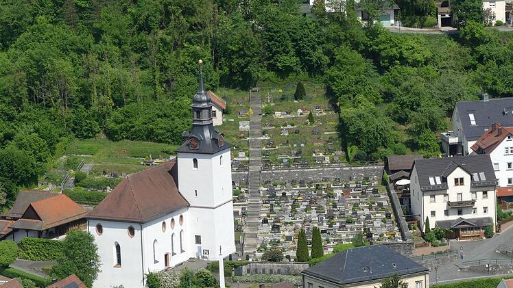 Die Treppe führt durch die Mauer zum oberen Friedhof, darüber liegt der Sonnenweg. Foto: Paul Pöhlmann