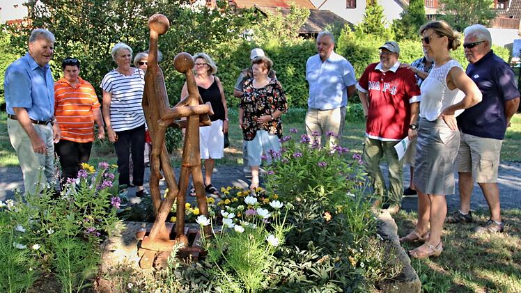 Künstler Werner Eichler (links) erklärt seine "Findelkinder", die jugendlich wirken, aber bereits viel arbeiten mussten, was er mit den Klötzen an ihren Füßen zum Ausdruck bringen wollte. Aber auch männliche und weibliche Details sind aus Eisen herausgearbeitet. Mit auf dem Foto Bürgermeister sind Jürgen Hennemann (Mitte) und rechts daneben SPD-Ortsvorsitzender Eckhart Roeß.Will