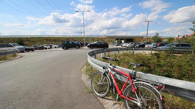 Keine  Fahrradstellen auf PendlerparkplätzenBei den Flächen in Forchheim-Nord (neben Tierheim) und -Süd (neben Tankstelle) fehlen nach wie vor Fahrrad-Abstellanlagen. Dabei sollten auf den Fahrgemeinschafts-Parkplätzen laut ADFC Forchheim sichere Fahrradabstellplätze installiert werden.  Foto: Ronald Heck