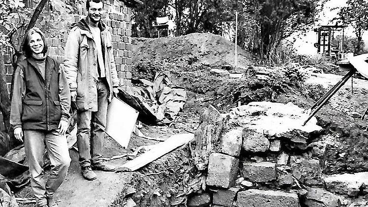 Grabungsleiter Stephan Vierboom und Studentin Antje Gunzenheimer zeichneten für die Ausgrabungen am ehemaligen Haßlacher Schloss verantwortlich.