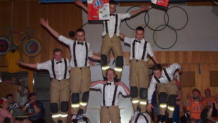 Die junge Feuerwehrtruppe brillierte mit einer rasanten athletischen und akrobatischen Aufführung.