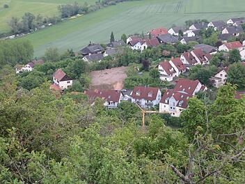Wer das freie Baugrundstück Am Rod einsehen will, muss erst einmal kraxeln: Nur vom Rand der "Kanzel" aus sind die Dimensionen zu erkennen. Auf dem Gelände soll ein Gebäude mit sechs Wohnungen entstehen.