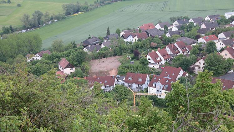 Wer das freie Baugrundstück Am Rod einsehen will, muss erst einmal kraxeln: Nur vom Rand der "Kanzel" aus sind die Dimensionen zu erkennen. Auf dem Gelände soll ein Gebäude mit sechs Wohnungen entstehen.
