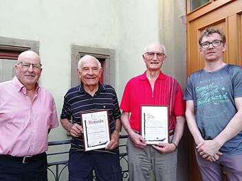 Vorsitzender Werner Meder (von links) ehrte zusammen mit Chorleiter Florian Seuffert (rechts) Wolf-Dieter Bogner und Waldemar Zellhan für über 50-jähriges aktives Singen.