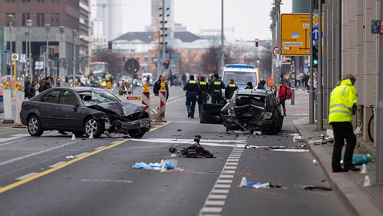 83-Jähriger verursacht schweren Verkehrsunfall in Berlin - Mutter und Sohn (4) sterben