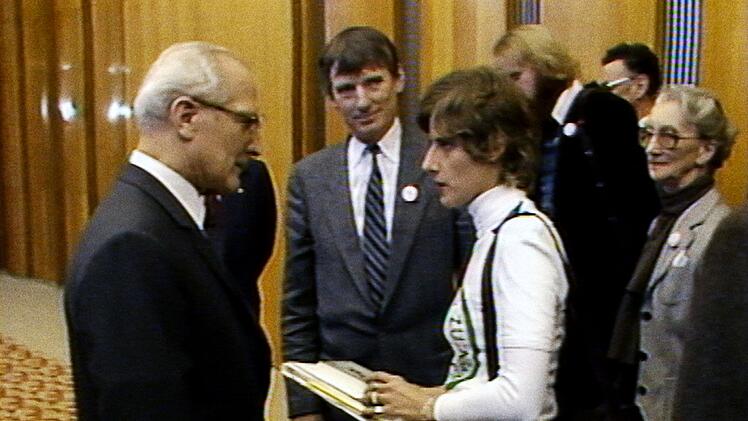 "Schwerter zu Pflugscharen!" - Petra Kelly (vorne) und Otto Schily (zweiter von links) 1988 bei Erich Honecker in Ostberlin.